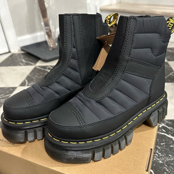 Dr. Martens Audrick Quilted Chelsea Boot NWT - Picture 2 of 6